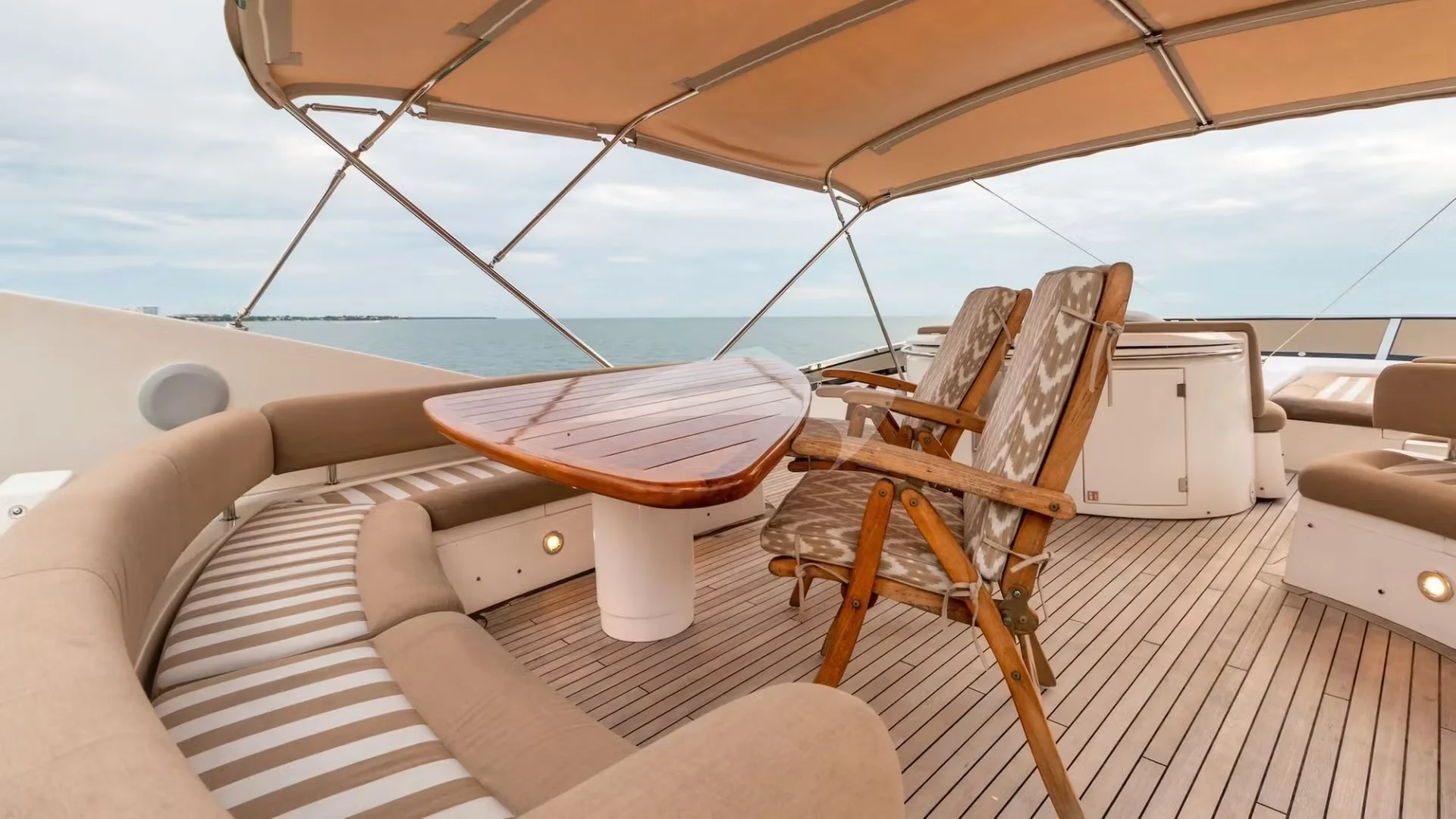 90ft Sunseeker Acqua panoramic deck views